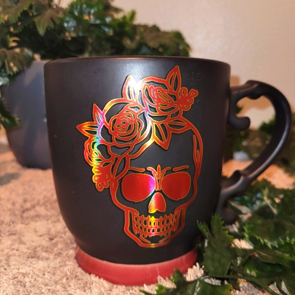 Coffee or chocolate mug, black with skull of roses. Halloween - Picture 2 of 4